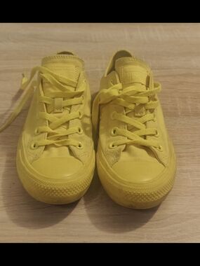 Converse Chuck Taylor All Star Yellow Men’s 4 Women’s 6 Sneakers